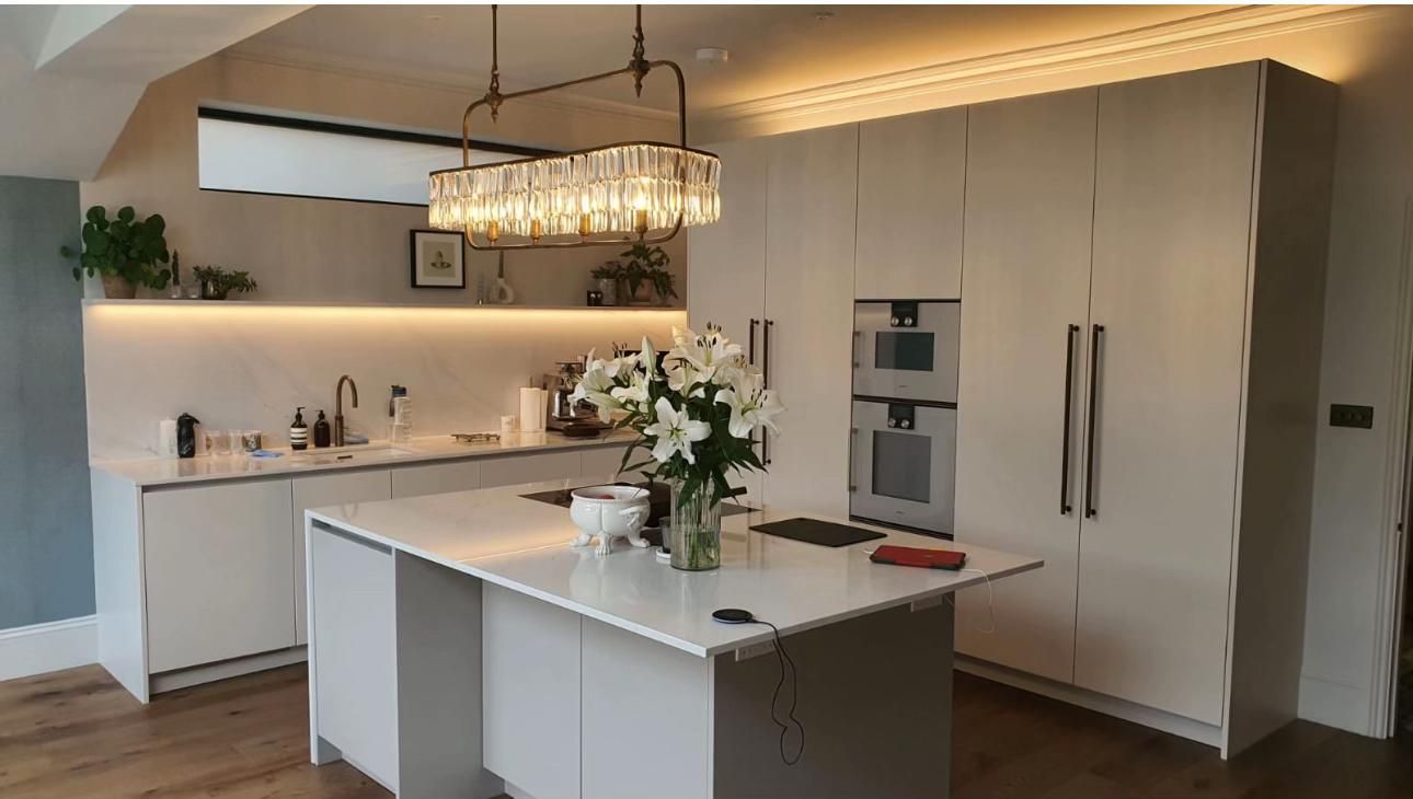 Handleless kitchen with chandelier